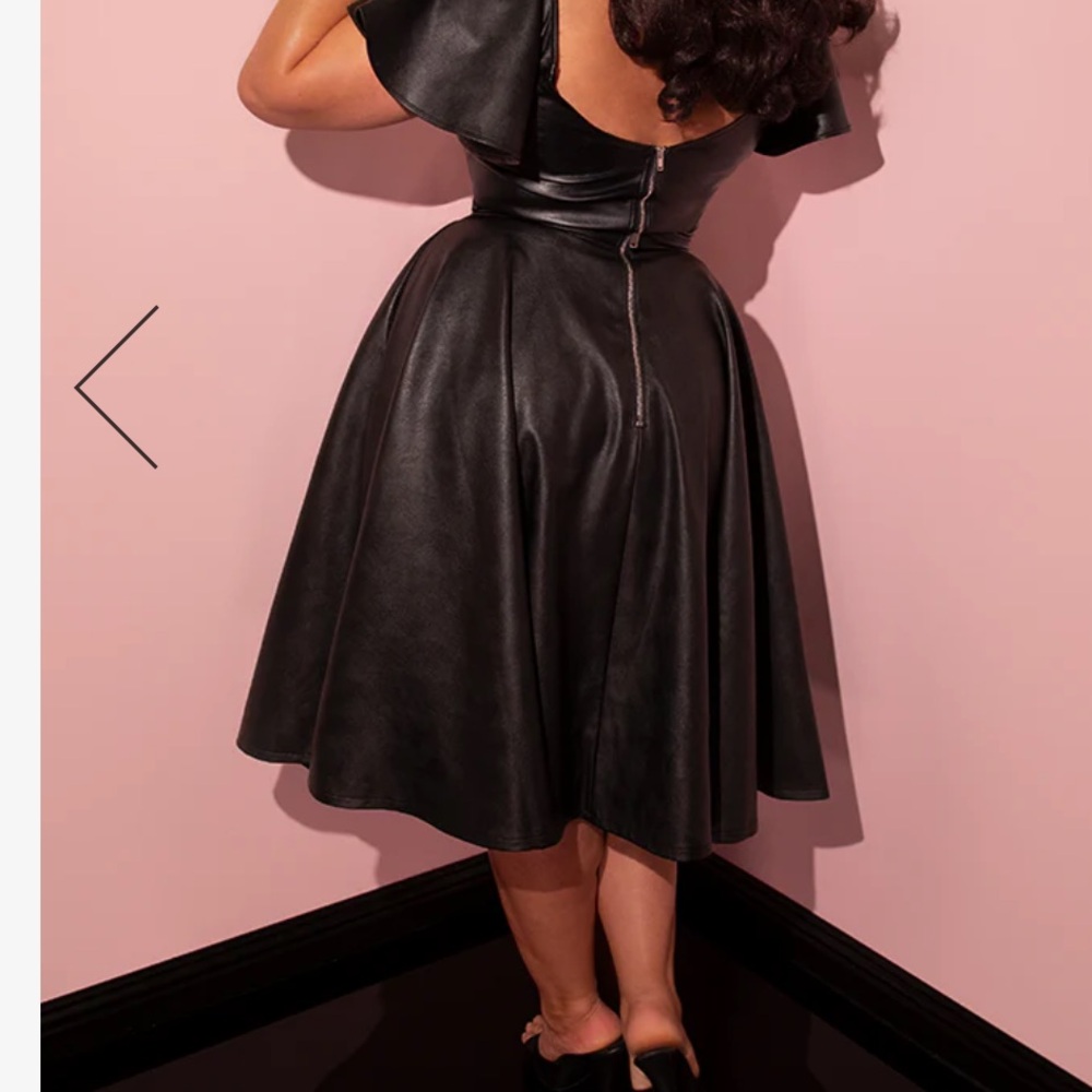 BAD GIRL CIRCLE SKIRT IN VEGAN LEATHER - VIXEN BY MICHELINE PITT - Picture 3 of 9